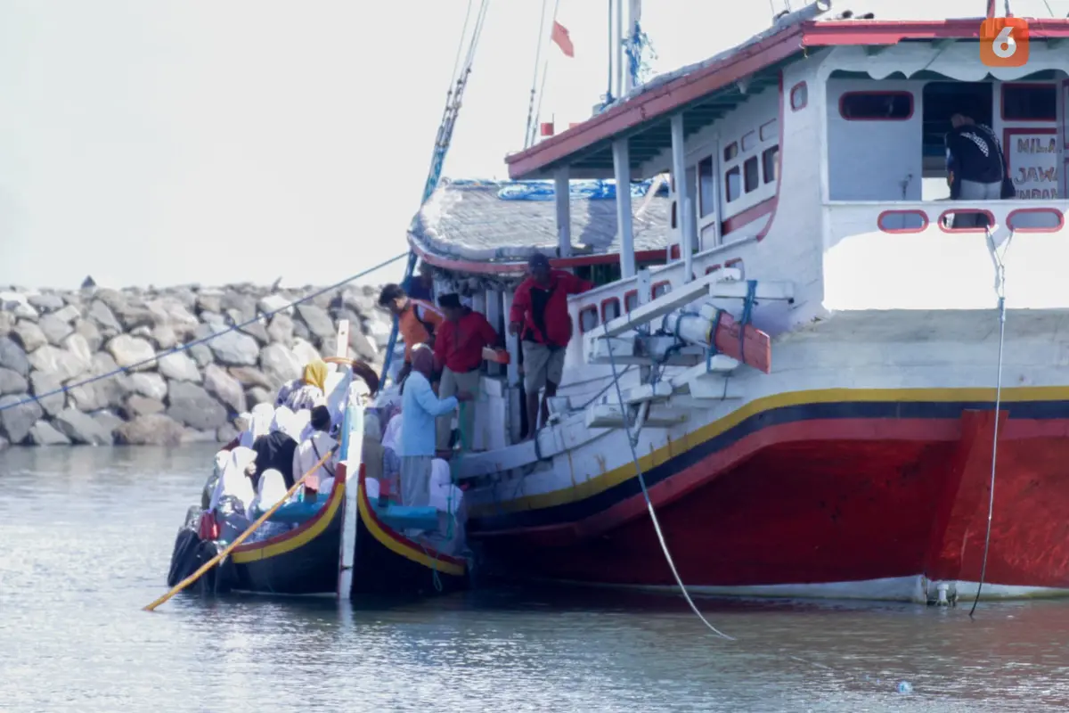 Seratusan Santri di Situbondo memilih mudik menggunakan kapal layar motor ke Pulau Sepudi (Hermawan Arifianto/Liputan6.com)