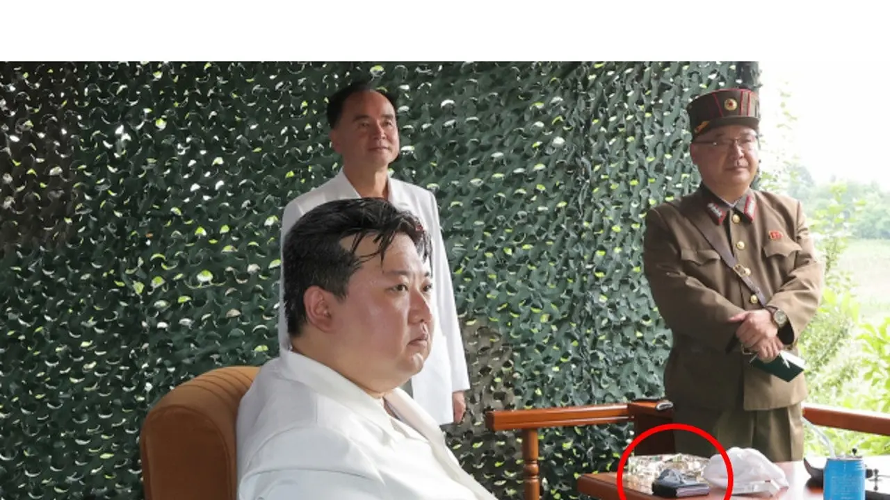 Pemimpin Korea Utara Kim Jong-un terlihat dengan ponsel lipat yang menyerupai Samsung Galaxy Z Flip pada hari Rabu. (KCNA)