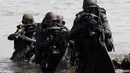 Anggota baru Navy Seals Filipina muncul ke permukaan air saat melakukan latihan di Markas Angkatan Laut di Sangley Point, Cavite, Manila, (26/9/2014). (REUTERS/Romeo Ranoco)