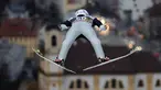 Pemain ski Norwegia, Anders Fannemel melayang di udara pada putaran percobaan turnamen Four Hills Ski Jumping ke-65 di Innsbruck, Austria, Rabu (3/1). Turnamen ski bergengsi itu akan berakhir di Bischofshofen pada 6 Januari2018. (AP/Matthias Schrader)