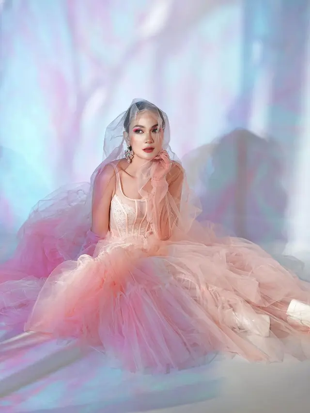 6 Pemotretan Terbaru Luna Maya yang Serba Pink Ini Dipuji Bak Princess