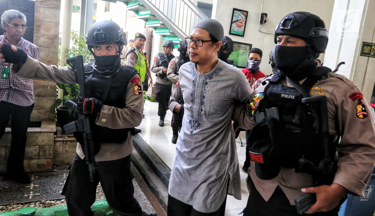 Ketua Jamaah Ansharut Daulah (JAD) Pusat, Zainal Anshori seusai menjalani sidang putusan perkara JAD di PN Jakarta Selatan, Jakarta, Selasa (31/7). Polisi melarang media untuk menayangkan siaran langsung proses persidangan. (Liputan6.com/Johan Tallo)