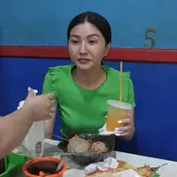 Sarwendah salah satu artis yang dikenal tajir. Meski demikian, istri Ruben Onsua itu kerap menikmati kuliner sederhana seperti di kaki lima atau pinggir jalan warung sederhana. Seperti belum lama ini, Wendah kangen makan jajanan pinggir jalan. Berikut beberapa potretnya. [Youtube/The Onsu Family]