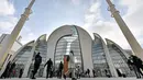 Suasana dari luar Masjid Cologne saat Hari Masjid Terbuka di Cologne, Jerman, Selasa (3/10). Setiap tanggal 3 Oktober komunitas Muslim ingin warga Jerman lainnya mengenal islam dengan cara membuka semua masjid untuk umum. (AP Photo/Martin Meissner)