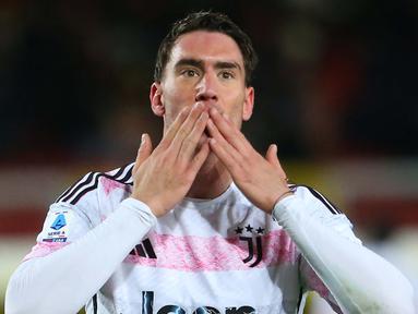 Penyerang Juventus Dusan Vlahovic melakukan selebrasi setelah mencetak gol pertama untuk timnya saat pertandingan sepak bola Serie A Italia melawan US Lecce di Stadion Via Del Mare, Lecce pada 21 Januari 2024. (CARLO HERMANN/AFP)