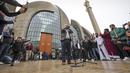 Muazin Mustafa Kader mengumandangkan Azan di Masjid Pusat Cologne di Cologne, Jerman, Jumat (14/10/2022). Panggilan Azan untuk pertama kali dikumandangkan dari salah satu masjid terbesar Jerman di Cologne pada Jumat - tetapi dengan volume terbatas. Ini adalah bagian dari proyek yang disepakati dengan pihak berwenang di kota yang memiliki salah satu komunitas Muslim terbesar di negara itu. (AP Photo/Martin Meissner)