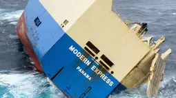 Sebuah kapal kargo bernama Modern Express oleng dan terombang-ambing di Samudera Atlantik, pesisir Prancis, 29 Januari 2016. Akibatnya, segenap kru yang terdiri dari 22 orang diangkut menggunakan helikopter. (REUTERS/Loic Bernardin/Marine Nationale)