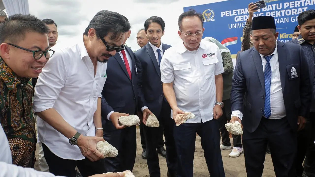 Wakil Ketua MPR RI Rusdi Kirana melakukan peletakan batu pertama Gedung Rektorat Universitas Sunan Gresik (USG) di Desa Lasem, Kecamatan Sidayu, Kabupaten Gresik, Sabtu (1/11/2025) (Istimewa)