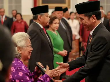 Presiden Joko Widodo memberikan gelar pahlawan nasional kepada lima tokoh di Istana Negara, Jakarta, Kamis (5/11). Penganugerahan ini merupakan agenda rutin jelang Hari Pahlawan tiap 10 November. (Liputan6.com/Faizal Fanani)