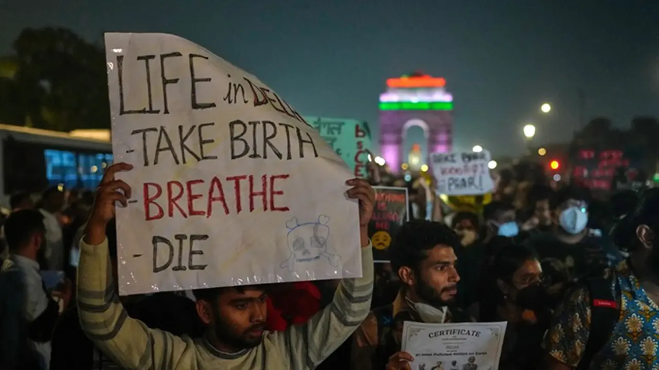 Warga New Delhi memprotes kurangnya tindakan pemerintah dalam menangani polusi udara yang memburuk di ibu kota India, pada Minggu, 9 November 2025.