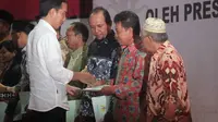 Presiden Joko Widodo atau Jokowi menyerahkan sertifikat ke warga Kaltim. (Liputan6.com/Abelda Gunawan)