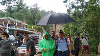 Kunjungan Jokowi ke Kecamatan Sukajaya guna melihat langsung pengerjaan pembukaan akses jalan. (Foto: Liputan6/Lisza Egeham)