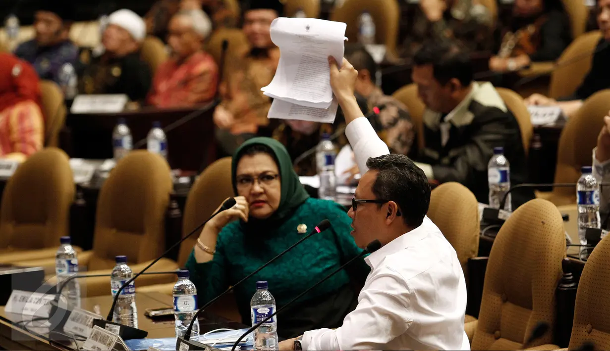Seorang anggota DPD RI mengangkat tangan disela Sidang Paripurna DPD RI di Gedung Nusantara V, Kompleks Parlemen, Jakarta, Senin (3/4). Sidang pembacaan putusan MA soal pergantian pimpinan DPD diwarnai hujan interupsi. (Liputan6.com/Johan Tallo)