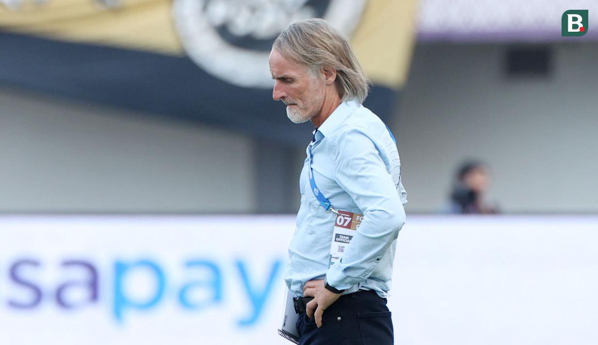 Kekalahan ini membuat pelatih Dewa United, Jan Olde Riekerink merasa malu. Apalagi kekalahan itu terjadi di markas timnya sendiri. (Bola.com/M Iqbal Ichsan)