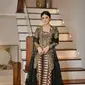 Naysilla Mirdad memakai kebaya kutubaru hitam bordir emas dengan kain Tapis Lampung [@naymirdad]