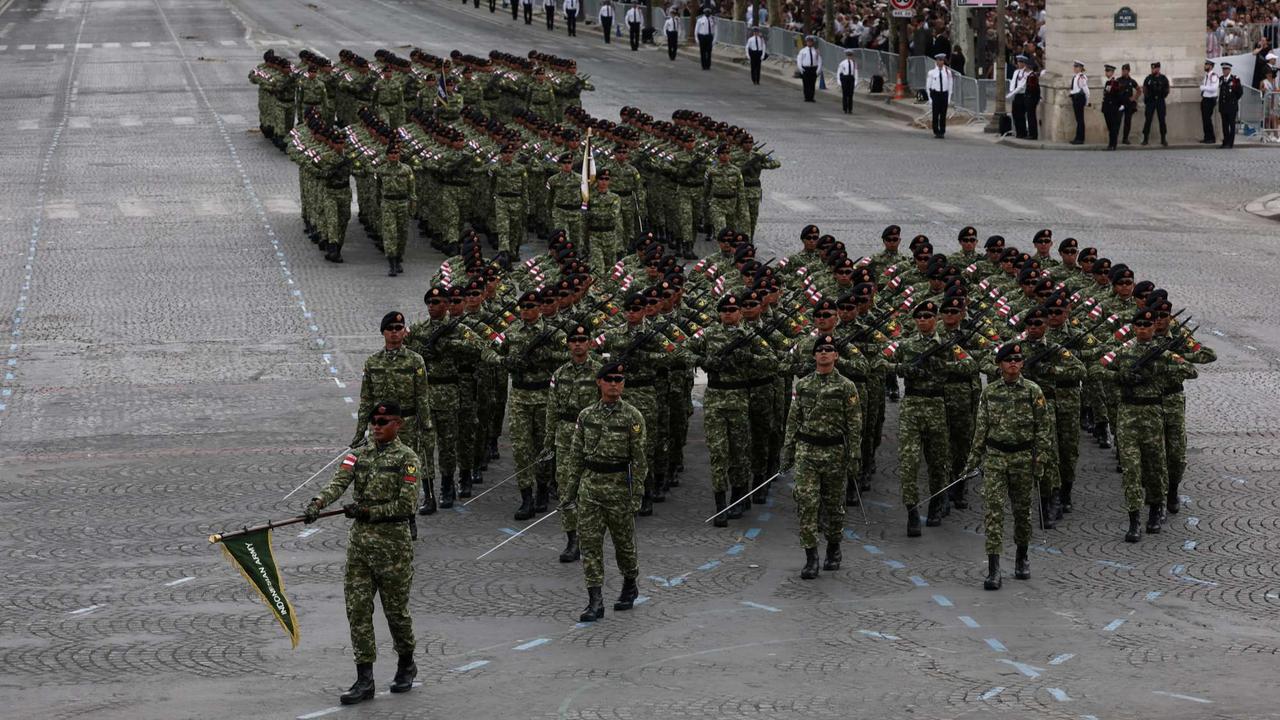 Barisan pasukan TNI-Polri tampil di parade militer Bastille Day