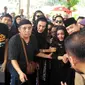 Ashanty bersama Liza Natalia dan Anang Hermansyah terlihat begitu sedih saat jenazah sang bunda, Farida Hamum Siddik dimasukkan ke liang lahad. (Fajarina Nurin/Liputan6.com)