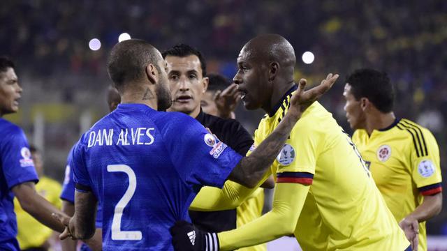 Dani Alves di laga Brasil vs Kolombia