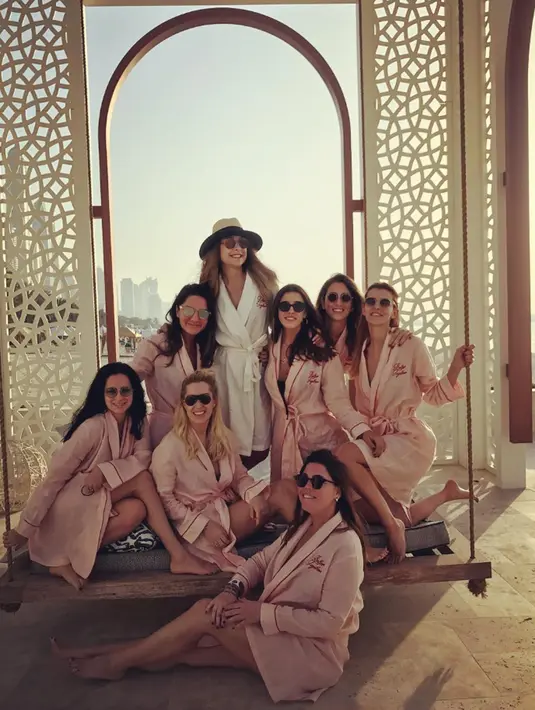 Sosialita Turki, Mina Basaran berpose bersama teman-temannya. Dalam kecelakaan di Iran, Mina bersama tujuh rekan dan tiga awak jet pribadinya tewas. (Instagram/@minabasaran)