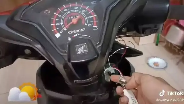 10 Potret Nyeleneh Modifikasi Kunci Kontak Motor, Bikin Maling Bingung