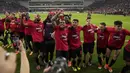 Selebrasi para pemain Bayer Leverkusen marayakan hasil imbang 2-2 menghadapi AS Roma pada laga leg kedua semifinal Liga Europa 2023/2024 di BayArena, Leverkusen, Kamis (9/5/2024). Hasil ini memastikan Bayer Leverkusen lolos ke final setelah di leg pertama menang dengan skor 2-0. (dpa via AP Photo/Bernd Thissen)