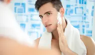 Ilustrasi pria yang sedang mengaplikasikan shaving cream untuk merapihkan rambut di wajahnya. (depositphotos/©luckybusiness)