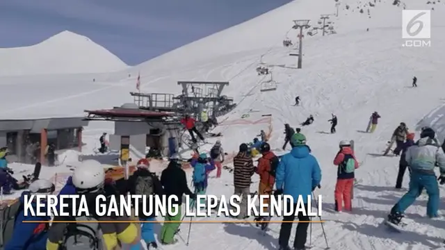 Sebanyak 10 orang turis terluka karena terlempar dari kereta gantung yang rusak saat hendak bermain ski.