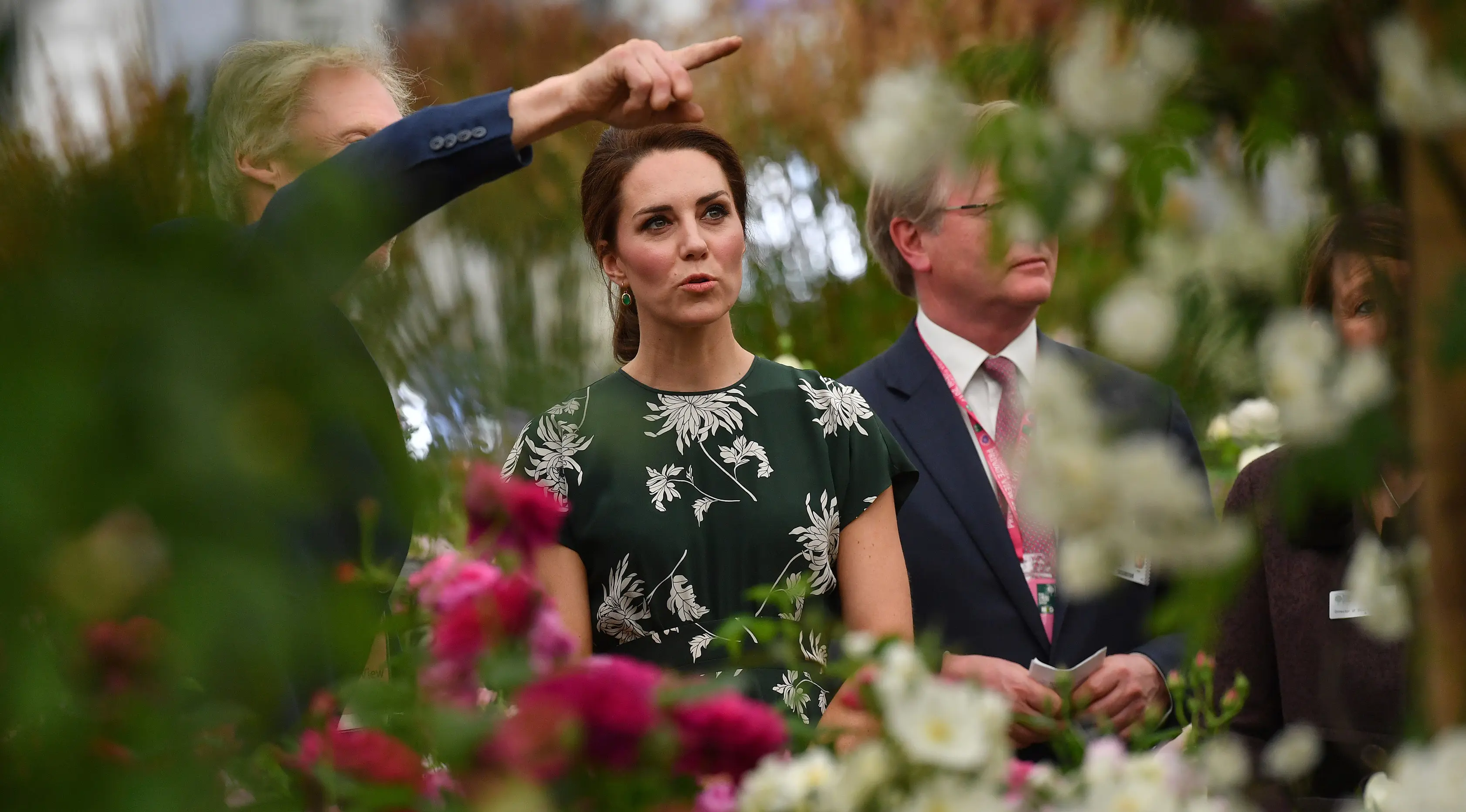 Kate Middleton saat menghadiri acara Chelsea Flower Show di London, Senin (22/5). Chelsea Flower Dhow, digelar untuk umum di halaman Royal Hospital Chelsea. (AP Photo/Ben Stansall/Pool)