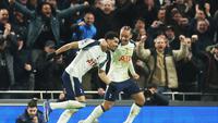 Pemain Tottenham, Dominic Solanke (kiri), merayakan gol kedua timnya bersama Xavi Simons dalam pertandingan Liga Inggris melawan Manchester City, Minggu (1/2/2026). (AP Photo/Richard Pelham)
