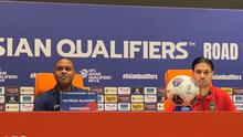 Patrick Kluivert dan Kevin Diks mewakili Timnas Indonesia mengikuti sesi konferensi pers jelang laga melawan Irak di Stadion King Abdullah Sport City, Jeddah, Arab Saudi pada Jumat (10/10/2025) siang waktu setempat. (Bola.com/Hery Kurniawan).