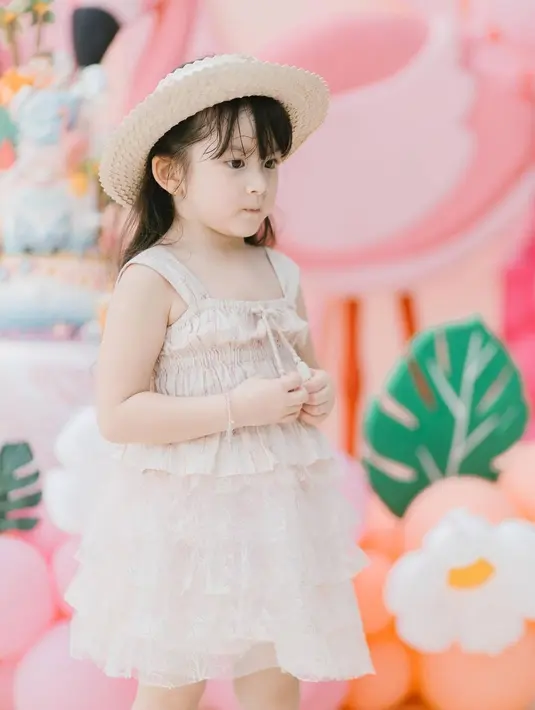 Seperti saat ulang tahunnya, Vechia mengenakan dress tutu dengan detail ruffle dan squareneck [@frandaaa87]