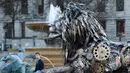 Warga saat melintasi patung singa di Trafalgar Square, London, Inggris, (28/1).   Alasan pemasangan patung ini yaitu untuk menyoroti ancaman terhadap singa yang mulai terancam punah. (REUTERS / Stefan Wermuth)