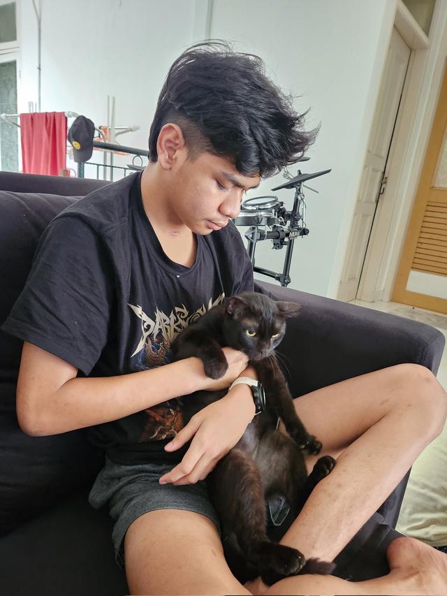 David Ozora dan Kucing Hitam yang Tak Lain Hewan Peliharaan Kesayangannya. Rupaya, Kucing Hitam Menggemaskan Ini Punya Kisah yang Mirip dengan David Latumahina, Pernah Sama-Sama Dirawat Selama 2 Bulan di ICU (twitter.com/seeksixsuck)