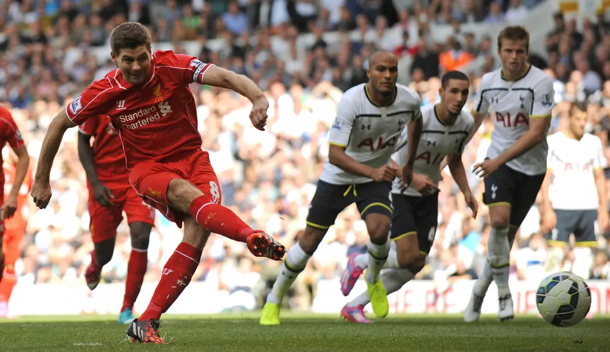 Steven Gerrard merupakan gelandang terbaik sepanjang masa yang pernah dimiliki Liverpool. Bersama The Reds, ia mampu mempersembahkan Piala Liga Champion, FA Cup, Piala Liga, Liga Eropa UEFA, dan lainnya. Ia juga membukukan 121 gol dan 97 assist dari 500 pertandingan. (Foto: AFP/Olly Greenwood)