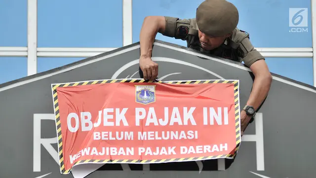 Pemasangan Stiker Tunggak Pajak di Green Pramuka Square Mall