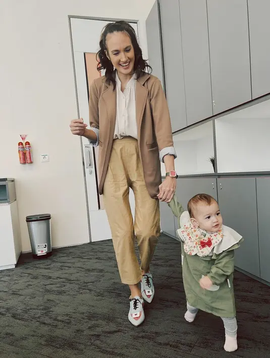 Begini gaya kompaknya bersama Djiwa dengan OOTD nuansa earthy. [Foto:IG/nadinelist].