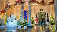 Dekorasi natal di Gedung Putih Amerika Serikat (AS) yang mengangkat tema "Magic, Wonder and Joy" pada tahun 2023. (AP/Evan Vucci)