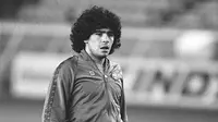 Diego Maradona - Maradona pernah membela Barcelona selama dua tahun. Legenda Argentina ini dipercaya menggunakan nomor punggung 10 pada tahun 1982-1984. (AFP/Joel Robine)