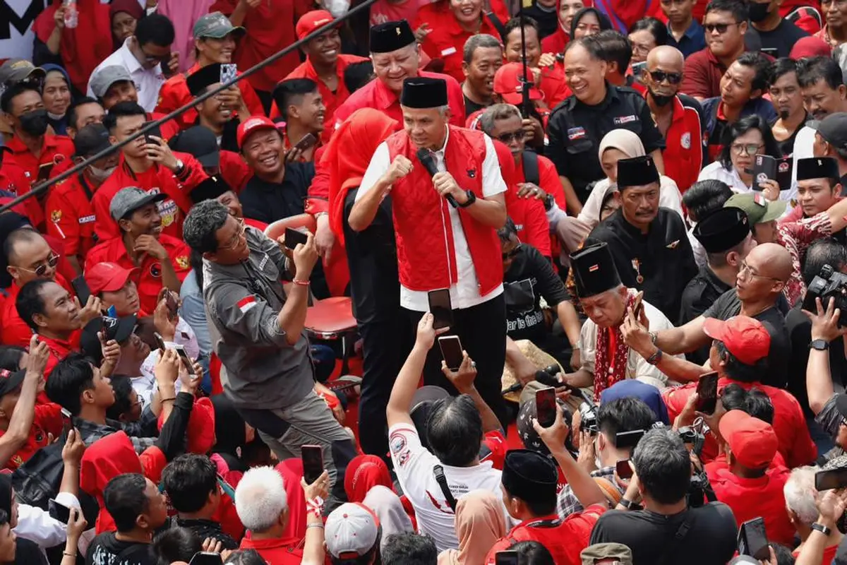 Calon Presiden (Capres) PDIP Ganjar Pranowo, melakukan napak tilas di posko pemenangan PDIP Pandegiling, Kota Surabaya. Ganjar juga meresmikan posko tersebut menjadi posko Pemenangan Ganjar Pranowo untuk pemilu 2024 (Istimewa)