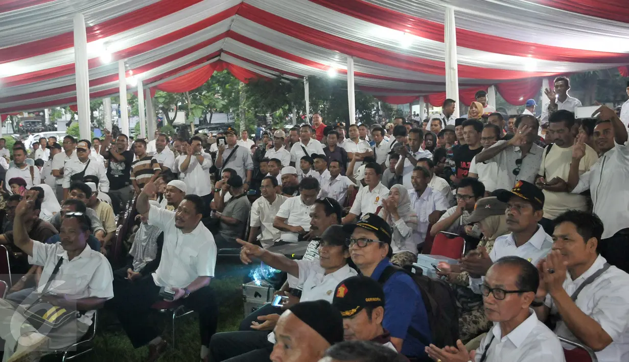 Kader Gerindra dan pendukung Anies-Sandi menyaksikan siaran langsung pidato Prabowo di kantor DPP Gerindra, Jakarta Selatan, Rabu (19/4). Pendukung Anies-Sandi merayakan kemenangan dari hasil hitung cepat Pilkada DKI. (Liputan6.com/Yoppy Renato)