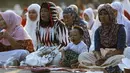 Umat Muslim di kawasan Jatinegara dan sekitarnya melaksanakan sholat Idul Adha 1436 H, Jakarta, Kamis (24/9/2015). Ruas Jalan Jatinegara Barat disulap menjadi tempat pelaksanaan salat. (Liputan6.com/Yoppy Renato)