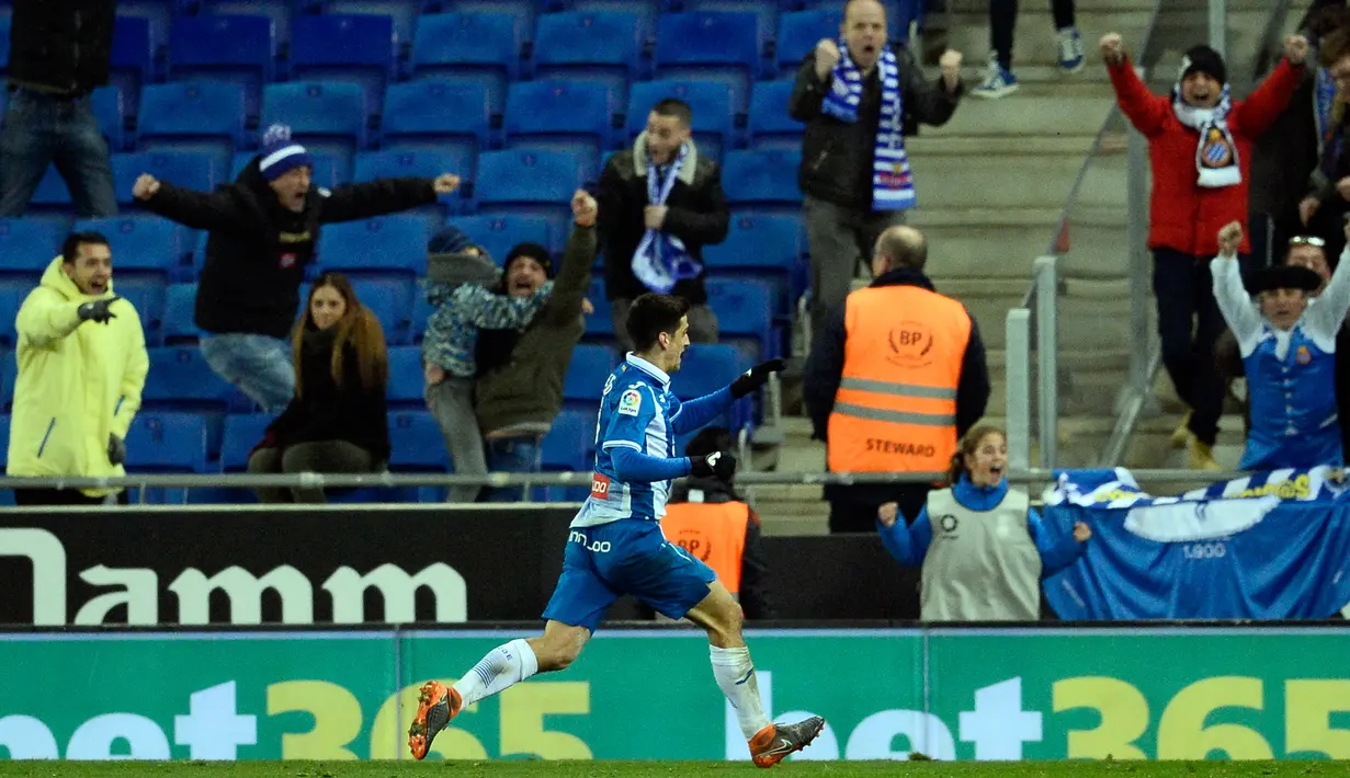 Pemain Espanyol Gerard Moreno berselebrasi setelah mencetak gol ke gawang Real Madrid pada pertandingan pekan ke-26 La Liga, di Stadion RCDE, Barcelona, Selasa (27/2). Real Madrid harus menyerah dari Espanyol dengan skor akhir 0-1. (Josep LAGO / AFP)