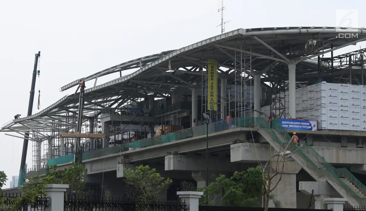 Tampilan salah satu sisi pembangunan Stasiun kereta LRT Velodrome Rawamangun, Jakarta, Selasa (17/7). LRT fase 1 rute Kelapa Gading-Velodrome Rawamangun sepanjang 5,8 kilometer ditargetkan selesai jelang Asian Games 2018. (Liputan6.com/Helmi Fithriansyah)