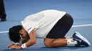 Petenis Korea Selatan Chung Hyeon melakukan selebrasi usai mengalahkan petenis Serbia, Novak Djokovic pada putaran keempat kejuaraan tenis Australia Terbuka di Melbourne (22/1). Chung Hyeon menang 6-7(4), 5-7, 6-7(3). (AFP Photo/Paul Crock)