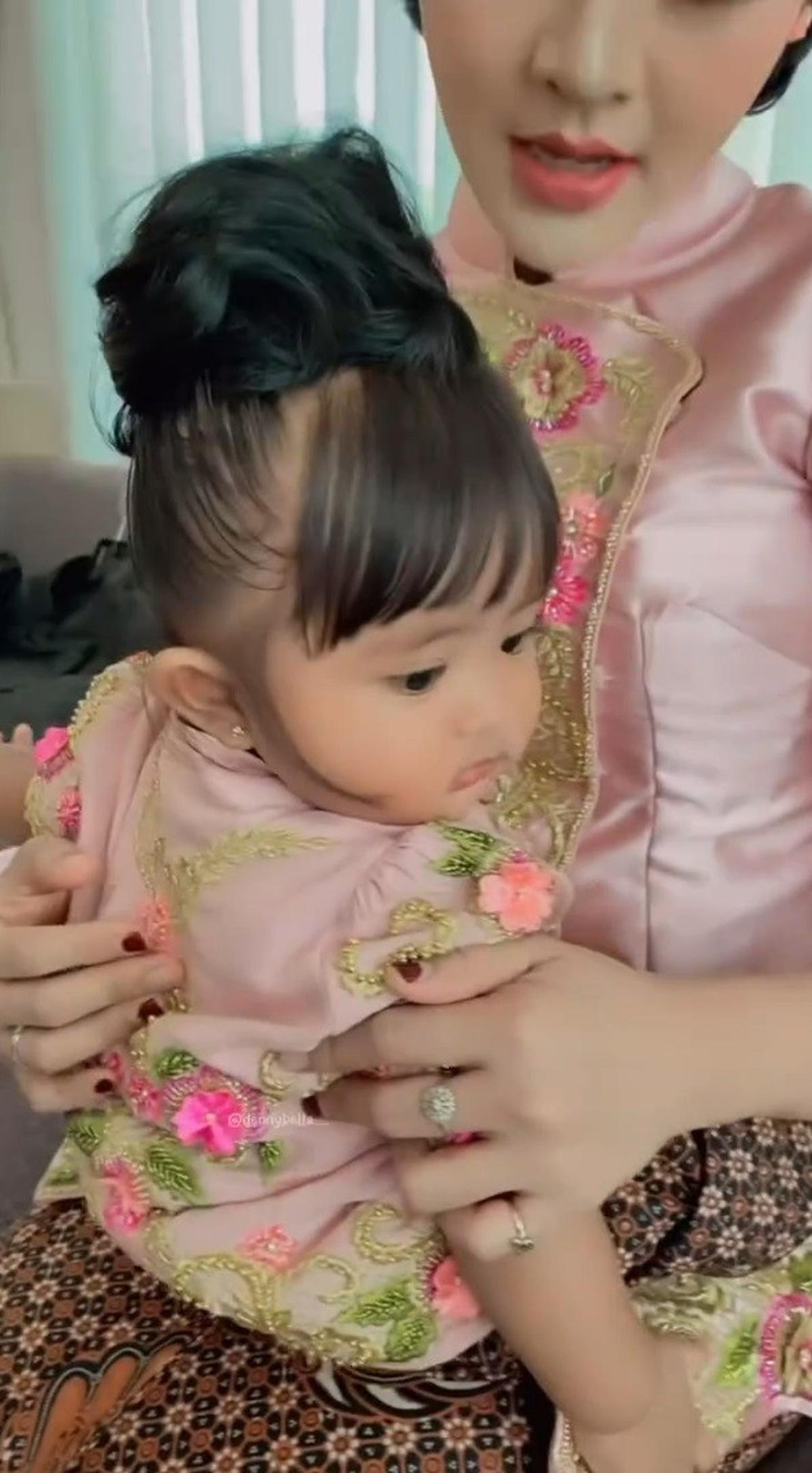 Setelah dirias, momen indah terlihat ketika Bella Bonita menggendong Dek Cunda, yang ternyata juga telah dirias.<br>