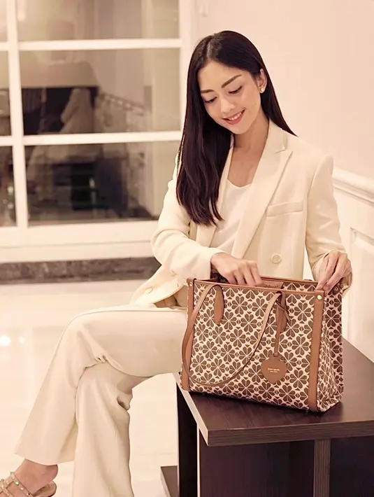 Untuk gaya klasik, Ririn memilih setelan putih yang sophistitcated. [IG @ririndwiariyanti]