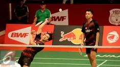 Ganda putra Indonesia, Andrei Adistia dan Hendra A Gunawan saat tampil melawan Mathew Fogarty/Seguin (USA) di Total BWF World Championships 2015 di Jakarta, Senin (10/8/2015). Andrei/Hendra unggul 21-18, 21-8. (Liputan6.com/Helmi Fithriansyah) 