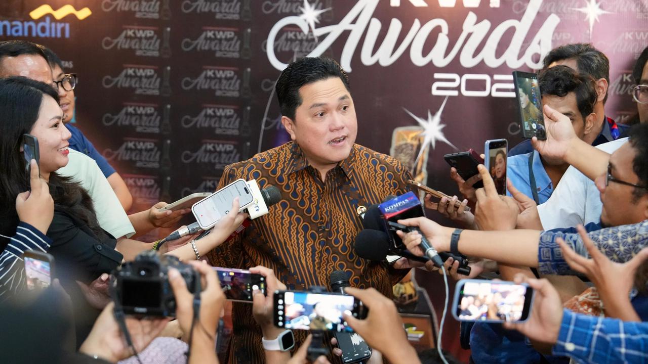 Menpora Erick Thohir mendapat penghargaan dari KWP sebagai Tokoh Pengembangan dan Diplomasi Olahraga/ Sport Development and Diplomacy