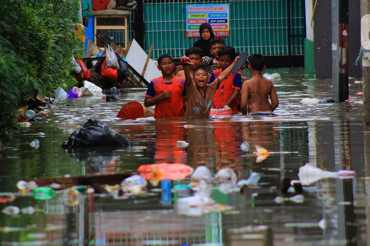 Sudin SDA Kewalahan Bersihkan Sampah Bukit Duri