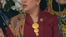 Anggun elegan, warna merah fuchsia ini berpadu sempurna dengan tone kulit Puan Maharani. [Foto: YouTube Sekretariat Presiden]